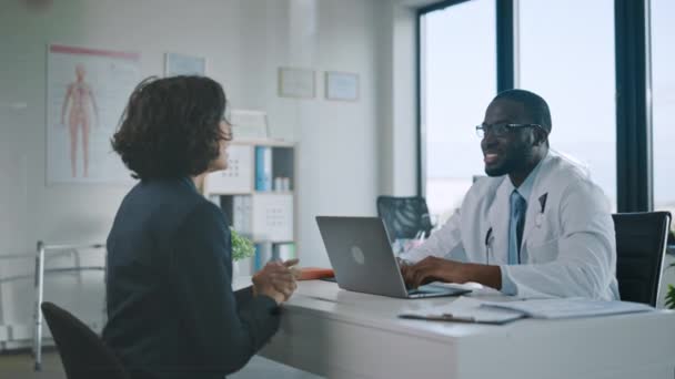 Medische dokter praat met patiënt in ziekenhuis kantoor — Stockvideo