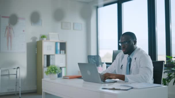 Médico trabaja en la computadora en la oficina del hospital — Vídeo de stock