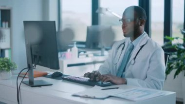 Tıp Doktoru Hastane Ofisinde Bilgisayarda Çalışıyor