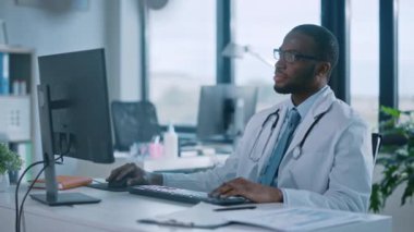 Hastanedeki Mutlu Gülümseyen Tıp Doktoru