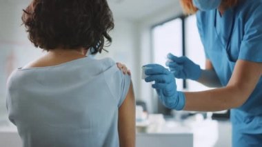 Hastaya Aşı Yapan Tıbbi Hemşire