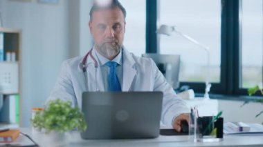 Hastanedeki Mutlu Gülümseyen Tıp Doktoru