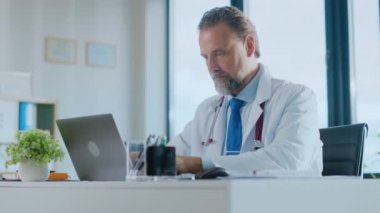 Hastanedeki Mutlu Gülümseyen Tıp Doktoru