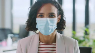 Bir Maske Giyen Kadın Portresi