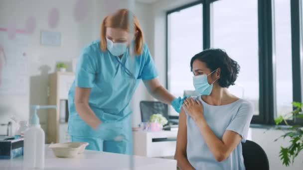 Medische verpleegkundige die een vaccinatie injecteert bij de patiënt — Stockvideo