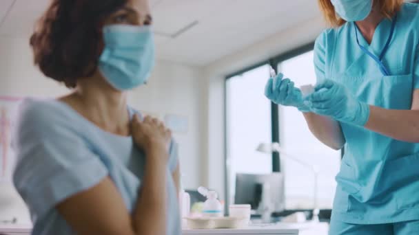 Enfermeira Médica Fazendo uma Injeção de Vacina para o Paciente — Vídeo de Stock