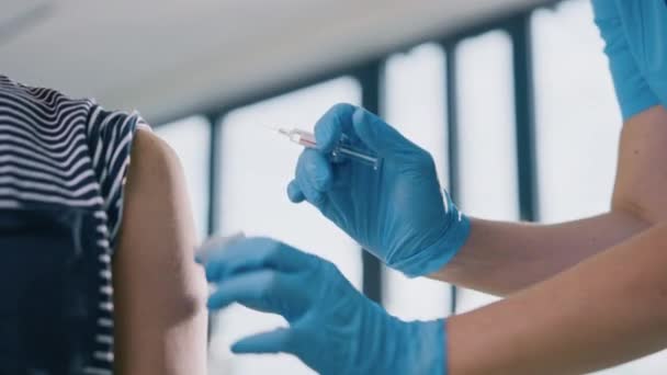Enfermera médica haciendo una inyección de vacuna al paciente — Vídeo de stock