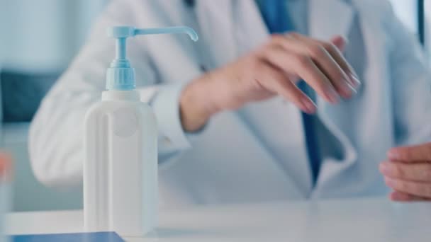 Médico médico manos desinfectantes — Vídeos de Stock