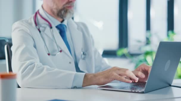 Medische dokter werkt op de computer in het ziekenhuis kantoor — Stockvideo