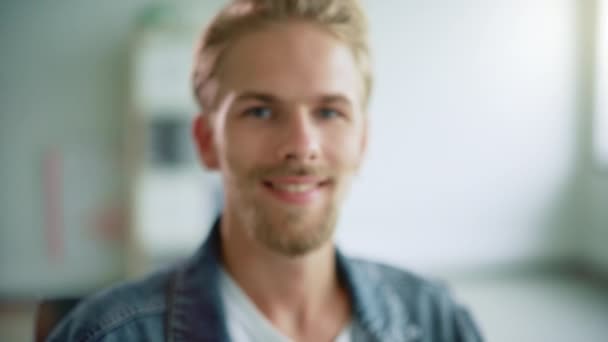 Fókuszálás portré jóképű fiatalember mosolygós — Stock videók