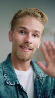 Dikey Video Genç Adam Kameraya Dalgalanıyor