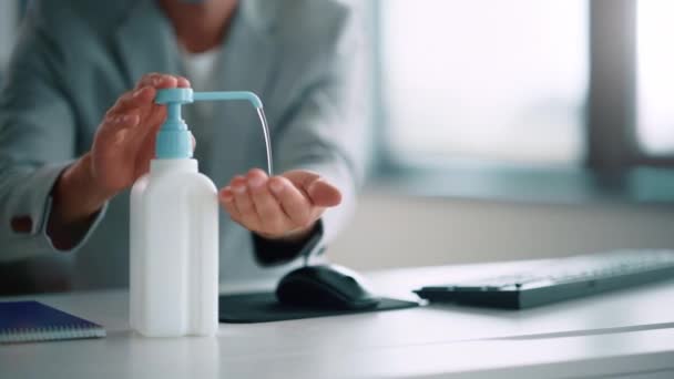 En Office Man utiliza desinfectante — Vídeos de Stock