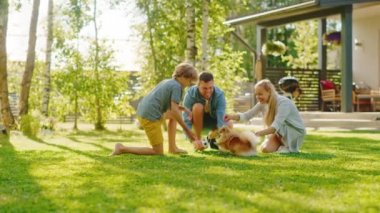 Arka bahçede şirin Pomeranya Köpeğiyle Dört Kişilik Aile Oyunları