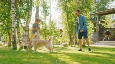 Baba ve SonPlay ve Golden Retriever Dog Arka Bahçede