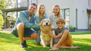 Arka planda Köpekle Aile Pozisyonu Portresi