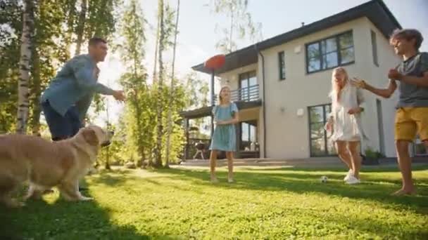 Familie spielt mit Golden Retriever Doh im Hinterhof — Stockvideo