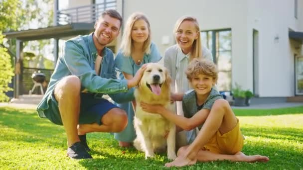 Портрет сім'ї, що позує з собакою на задньому плані — стокове відео