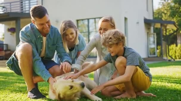 Familie Petting Golden Retriever hund i baggrunden – Stock-video