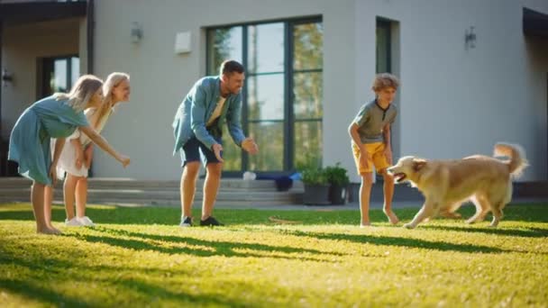 Семейные игры с собакой на заднем дворе — стоковое видео