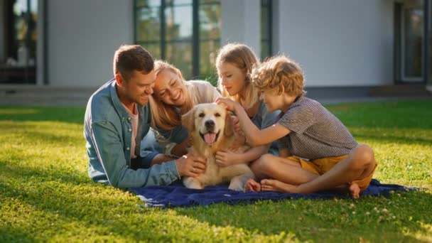 裏庭にある家族ペットゴールデンレトリバー犬 — ストック動画