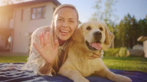 POV Frau Haustiere Hund winkt in Kamera — Stockvideo