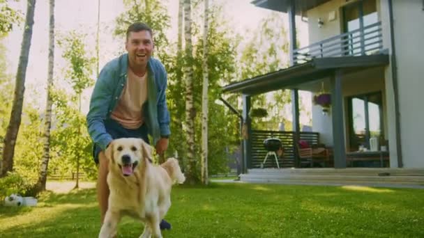 Mann wirft Flugscheibe auf Hund — Stockvideo