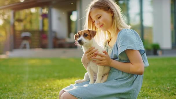 Dziewczyna trzyma mały gładki Fox Terrier Dog — Wideo stockowe