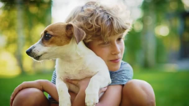 Chłopiec trzyma mały gładki Fox Terrier Dog — Wideo stockowe