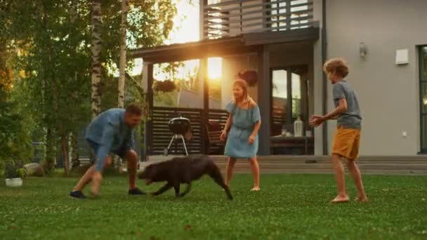 Permainan Keluarga dengan Anjing Labrador Retriever di Halaman Belakang — Stok Video