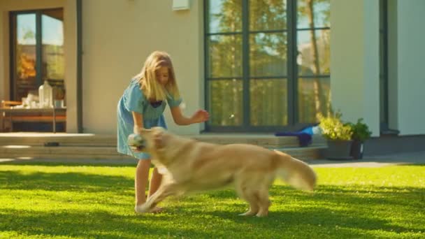 Ragazza gioca con Golden Retriever cane nel cortile — Video Stock