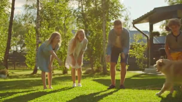 Permainan Keluarga dengan Golden Retriever Dog di Halaman Belakang — Stok Video