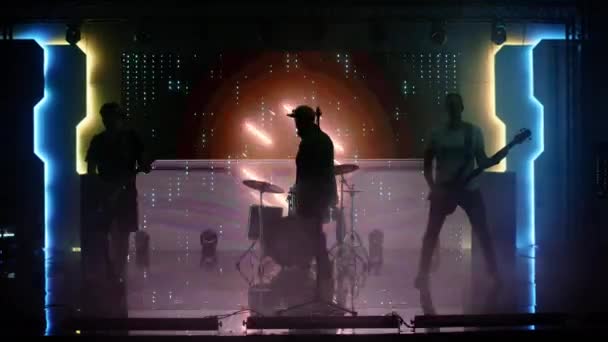 Banda de rock tocando no palco no clube — Vídeo de Stock