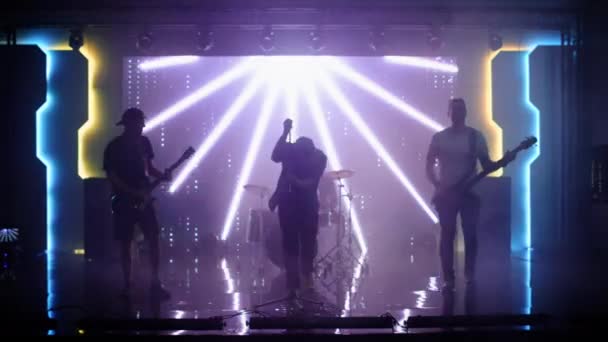 Rock Band Játszik a színpadon a klubban — Stock videók