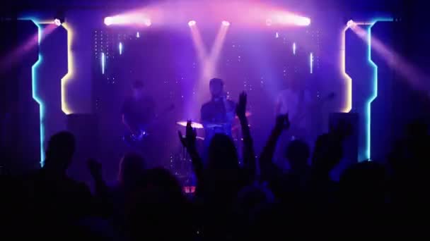 Banda de rock tocando no palco no clube — Vídeo de Stock