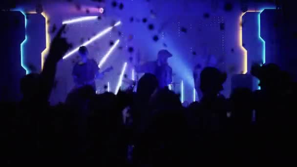 ロックバンド、クラブでステージ上で演奏 — ストック動画