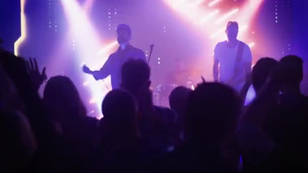 Banda de rock tocando no palco no clube — Vídeo de Stock