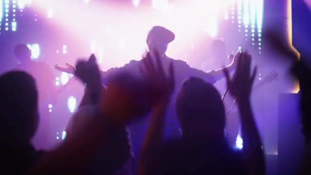 Рок-группа играет на сцене в клубе — стоковое видео