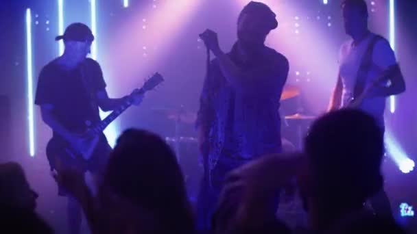 Rock Band Παίζοντας στη σκηνή στο Club — Αρχείο Βίντεο