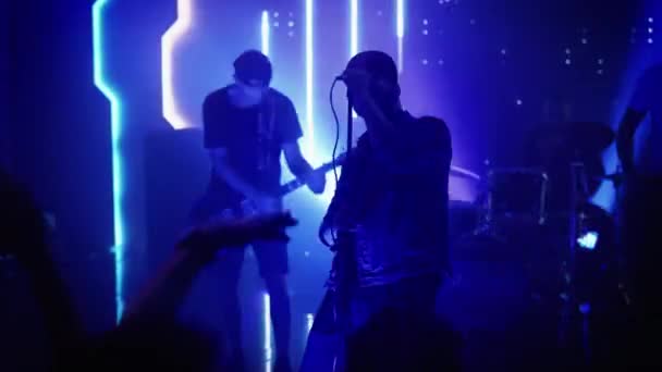 Рок-группа играет на сцене в клубе — стоковое видео