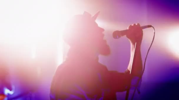 领队摇滚乐队歌手在舞台上的表演 — 图库视频影像