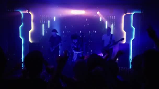 Banda de rock tocando no palco no clube — Vídeo de Stock