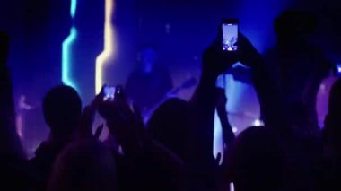 Kaya Grubu Kulüpte Sahnede Çalıyor