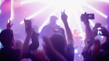 Kaya Grubu Kulüpte Sahnede Çalıyor