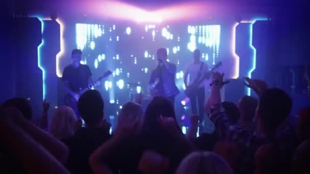 Banda de rock tocando no palco no clube — Vídeo de Stock