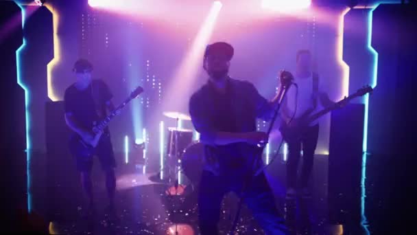 Rockband spielt auf der Bühne im Club — Stockvideo