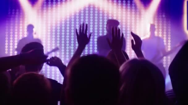 Banda de rock tocando no palco no clube — Vídeo de Stock