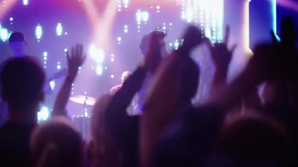 摇滚乐队在俱乐部的舞台上表演 — 图库视频影像