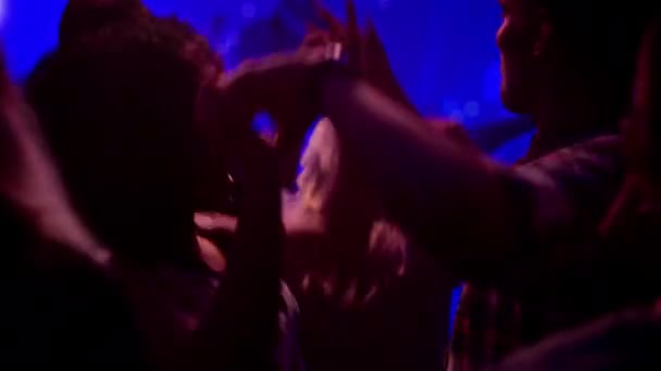 音乐爱好者在摇滚音乐会上跳舞 — 图库视频影像