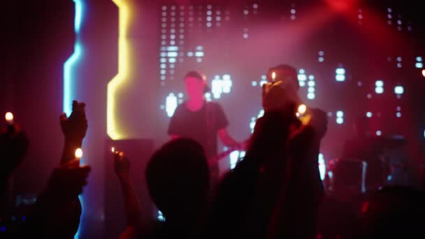 Rock Band Suona sul palco nel Club — Video Stock
