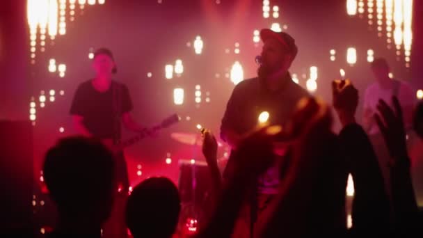Rock Band jouant sur scène au club — Video